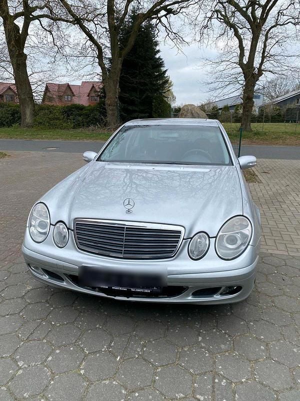 Silber Gebraucht 2003 Mercedes E220 Limousine | 2.799 € (Guter Preis) - Bild 1/4