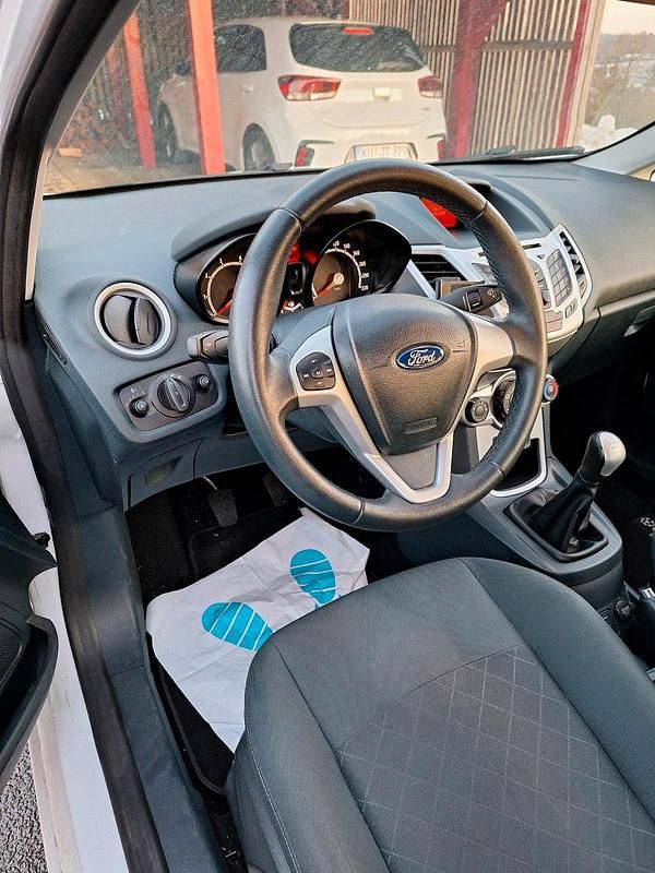 Gebraucht Ford Fiesta 65 PS (47 kW) 2012 Weiß Kleinwagen