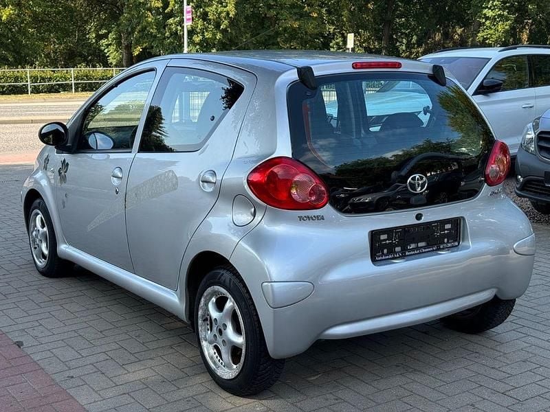 Gebraucht Toyota Aygo 68 PS (50 kW) 2006 Silber Kleinwagen