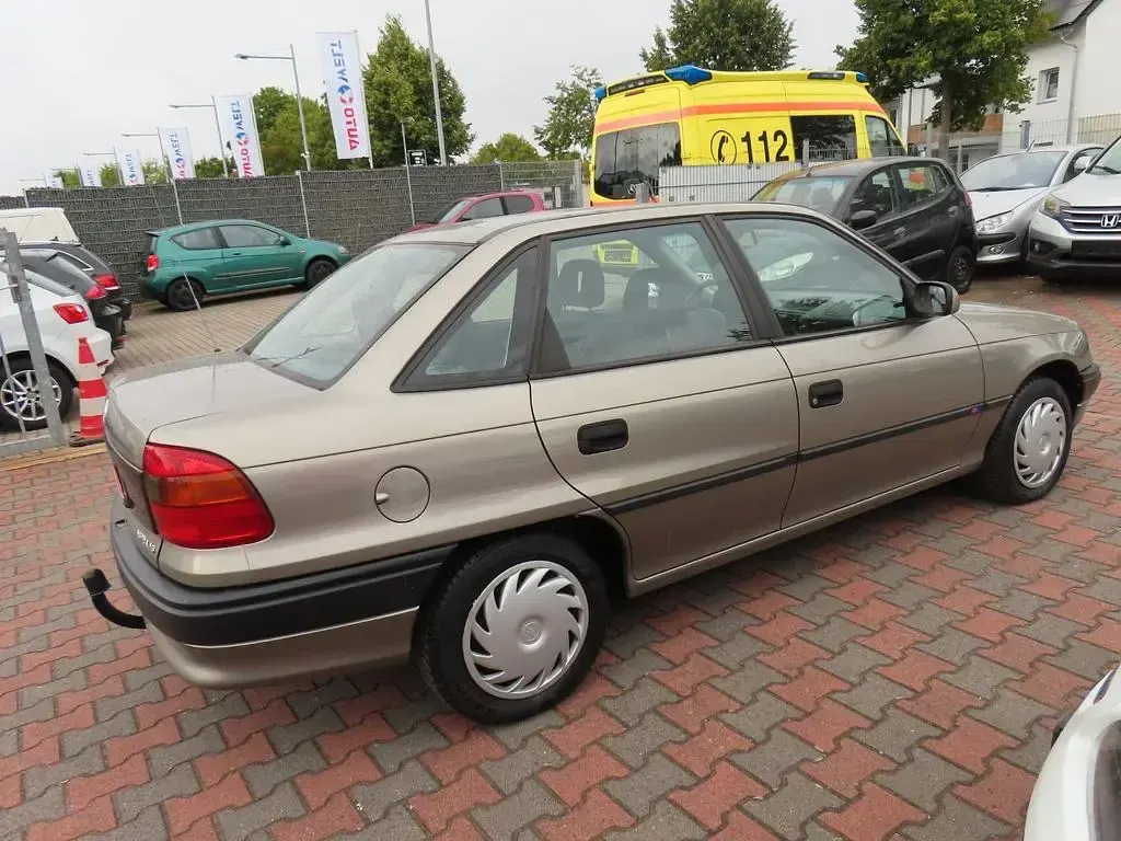 Gebraucht Opel Astra 75 PS (55 kW) 1996 Grau Limousine