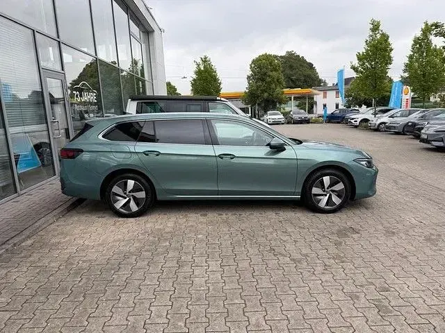 Gebraucht VW Passat Business 150 PS (110 kW) 2025 Maripositgrün metallic Kombi