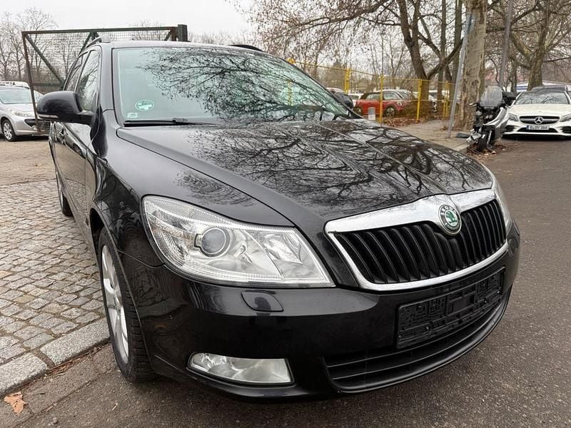 Schwarz Gebraucht 2011 Skoda Octavia Elegance Kombi | 4.900 € (Guter Preis) - Bild 1/4