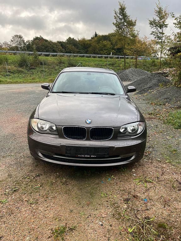 Braun Gebraucht 2009 BMW 116 Kleinwagen | 3.799 € (Guter Preis) - Bild 1/4