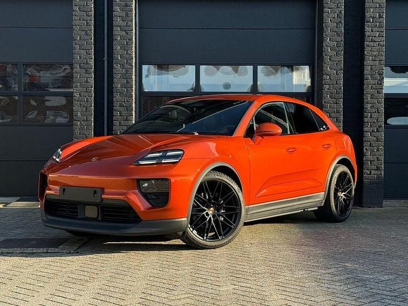 Second-hand Porsche Macan 4 Electric 300 kW (408 CP) 2024 SUV