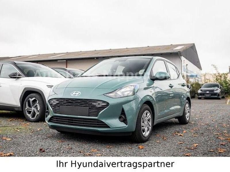 Gebraucht Hyundai i10 Select 63 PS (46 kW) 2024 Grün Kleinwagen