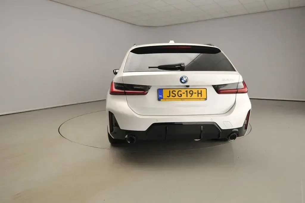 Gebraucht BMW 330e M Sport 292 PS (214 kW) 2026 Weiß Kombi