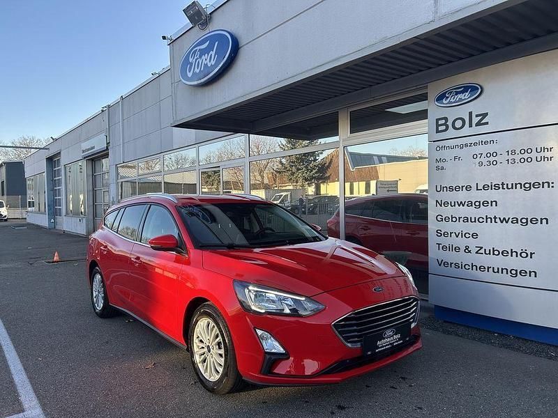 Gebraucht Ford Focus Titanium 125 PS (91 kW) 2022 Rot Limousine