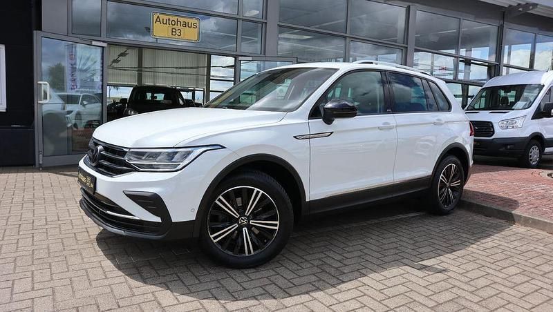 Weiß Gebraucht 2022 VW Tiguan Active SUV | 29.992 € (Etwas zu teuer) - Bild 1/4
