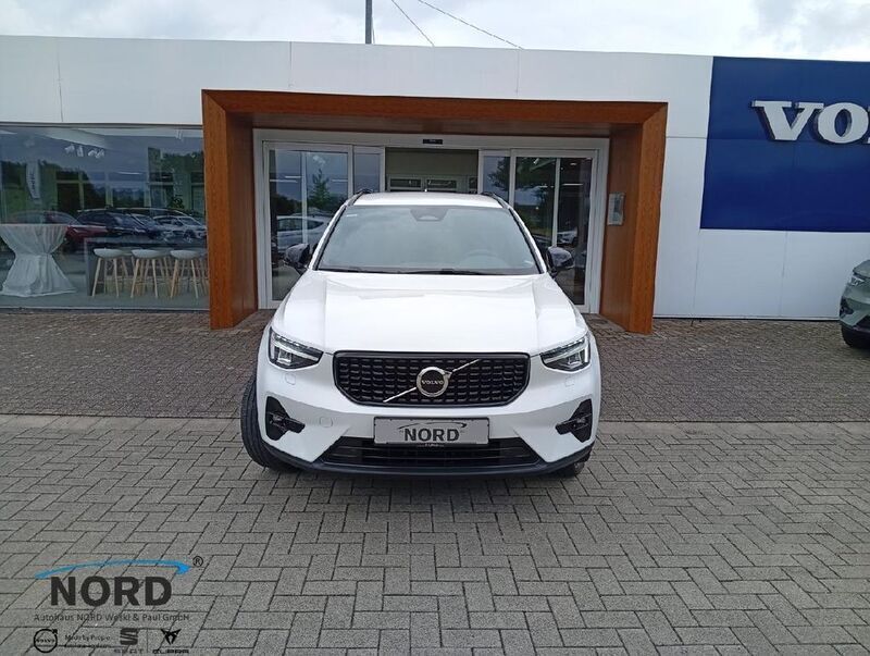 Weiß Gebraucht 2022 Volvo XC40 Plus SUV | 30.950 € (Fairer Preis) - Bild 1/4