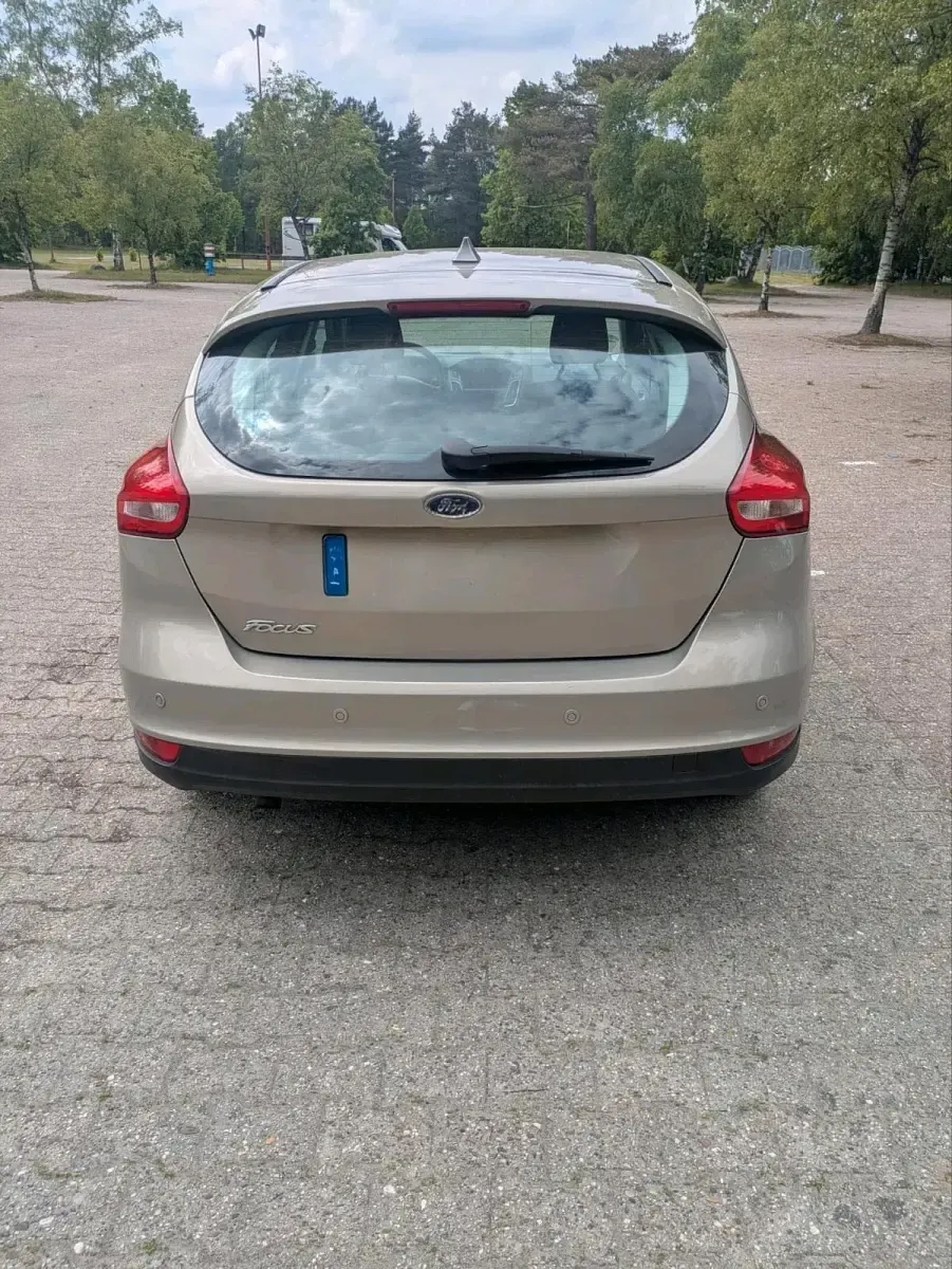 Gebraucht Ford Focus 115 PS (84 kW) 2015 Gold Limousine
