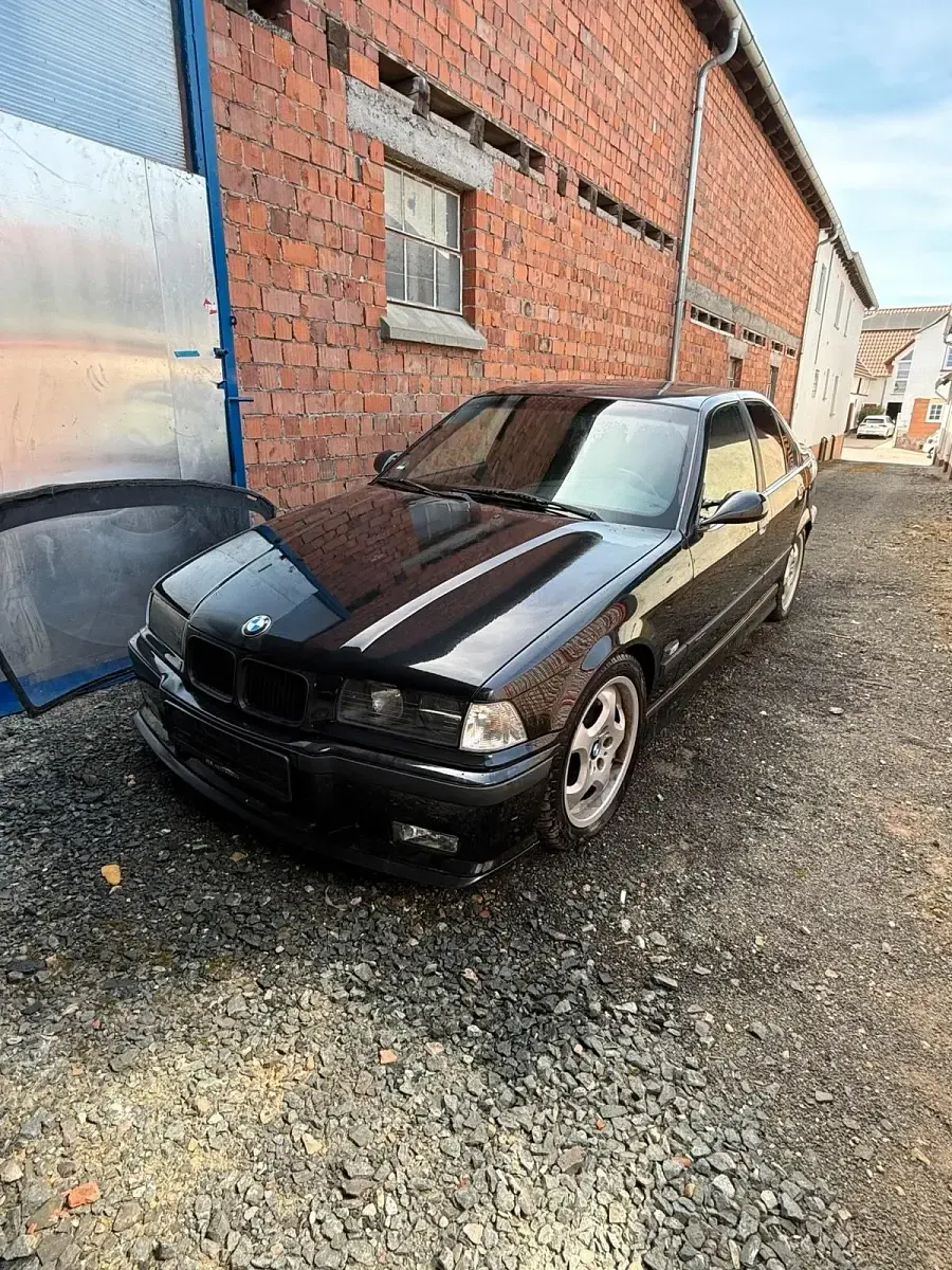Gebraucht BMW 323 170 PS (125 kW) 1995 Schwarz Limousine