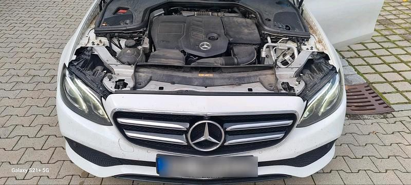 Weiß Gebraucht 2016 Mercedes E220 Limousine | 17.500 € (Fairer Preis) - Bild 1/4