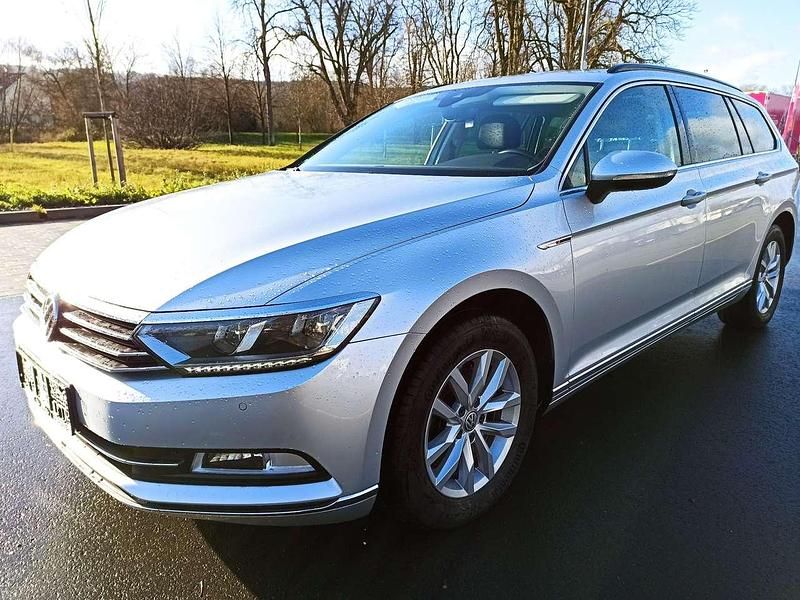 Silber Gebraucht 2018 VW Passat Comfortline Kombi | 16.999 € (Fairer Preis) - Bild 1/4