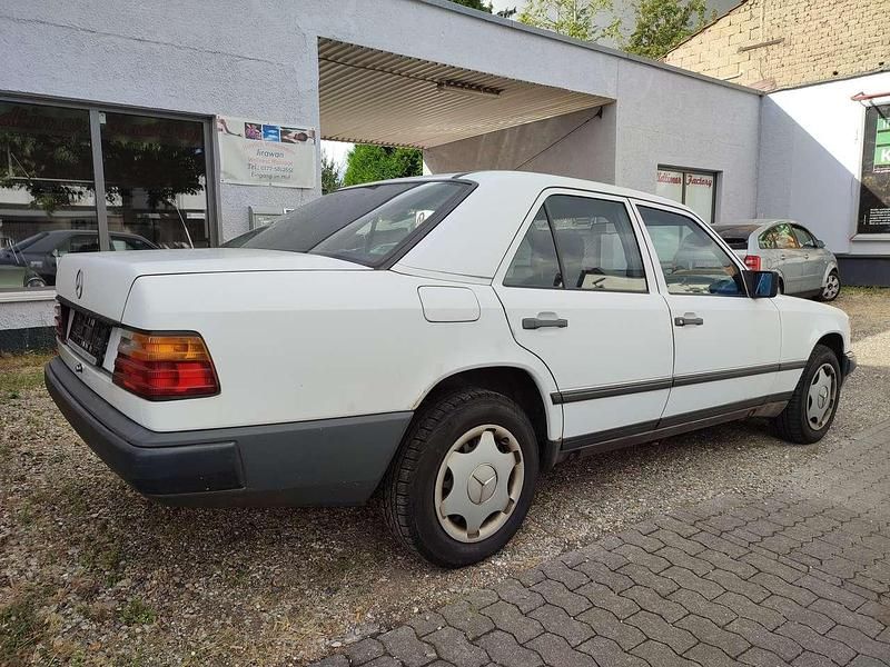 Gebraucht Mercedes E250 90 PS (66 kW) 1988 Weiß Limousine