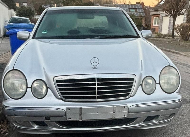 Silber Gebraucht 2001 Mercedes E240 Elegance Limousine | 2.699 € (Fairer Preis) - Bild 1/4
