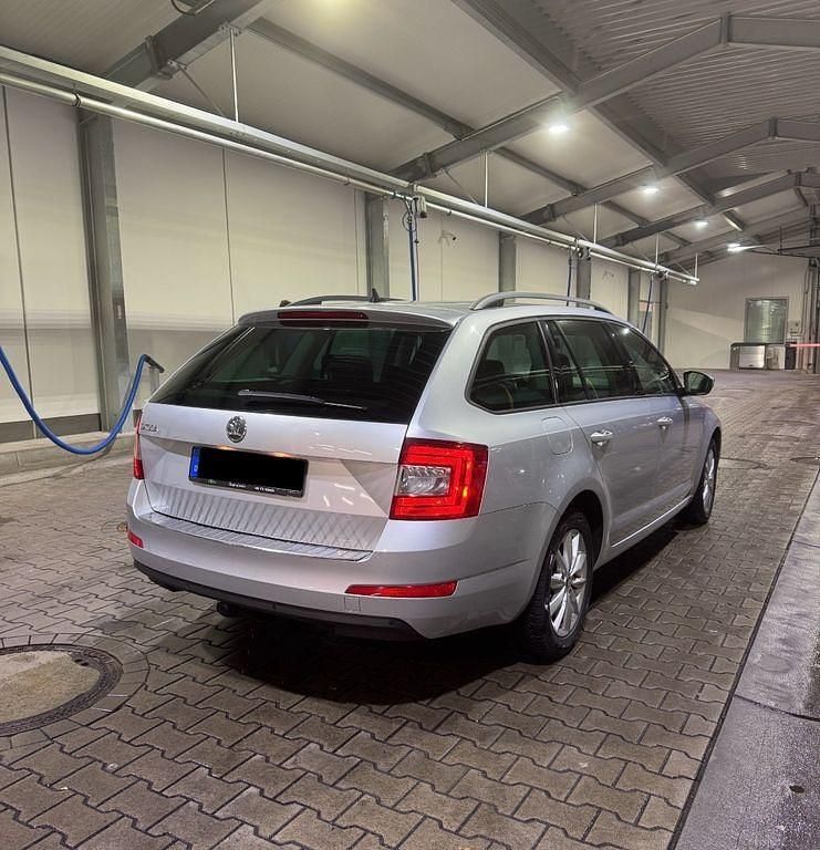 Gebraucht Skoda Octavia Ambition 105 PS (77 kW) 2014 Silber Kleinwagen