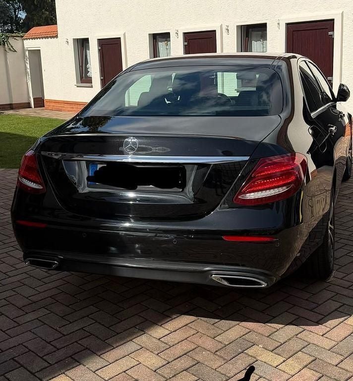 Gebraucht Mercedes E220 194 PS (142 kW) 2019 Schwarz Limousine