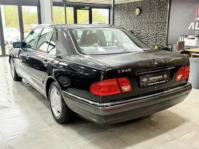 Używany Mercedes E240 Elegance 170 KM (125 kW) 1997 Czarny Sedan/Limuzyna