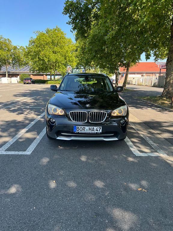 Schwarz Gebraucht 2011 BMW X1 Sport Line SUV | 8.100 € (Fairer Preis) - Bild 1/4