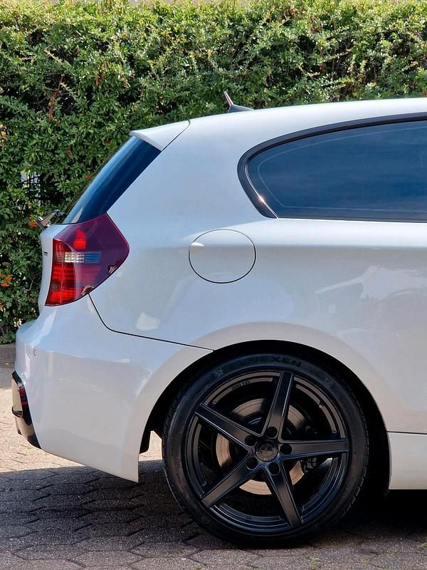 Weiß Gebraucht 2007 BMW 120 Coupé M Sport Coupé | 3.750 € - Bild 1/4
