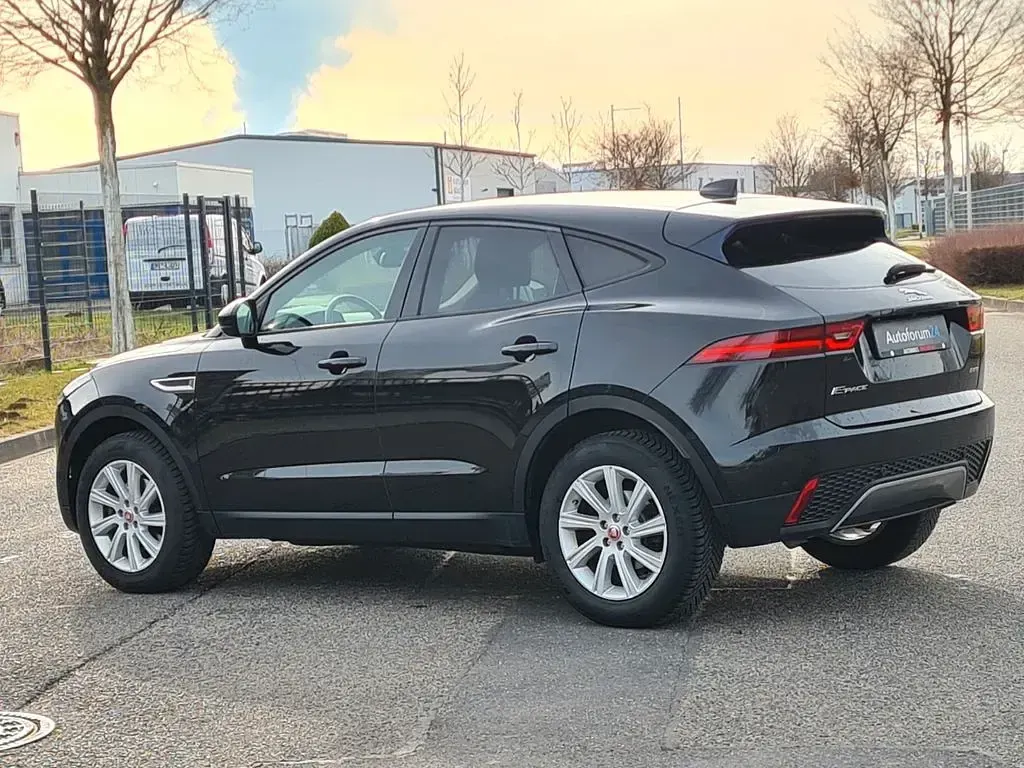 Używany Jaguar E-Pace Basis 150 KM (110 kW) 2020 Czarny SUV
