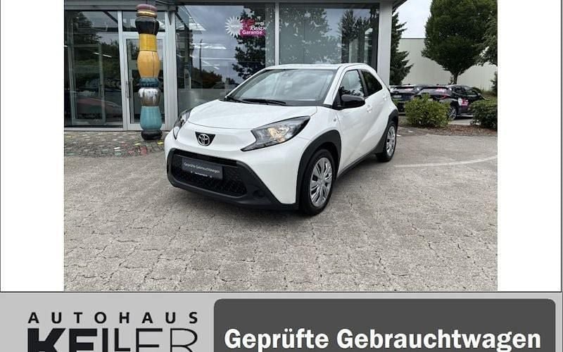 Weiß Gebraucht 2022 Toyota Aygo Play Kleinwagen | 10.960 € (Superpreis) - Bild 1/4