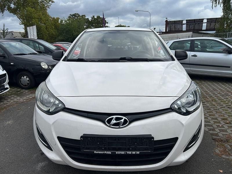 Weiß Gebraucht 2013 Hyundai i20 Kleinwagen | 3.990 € (Fairer Preis) - Bild 1/4