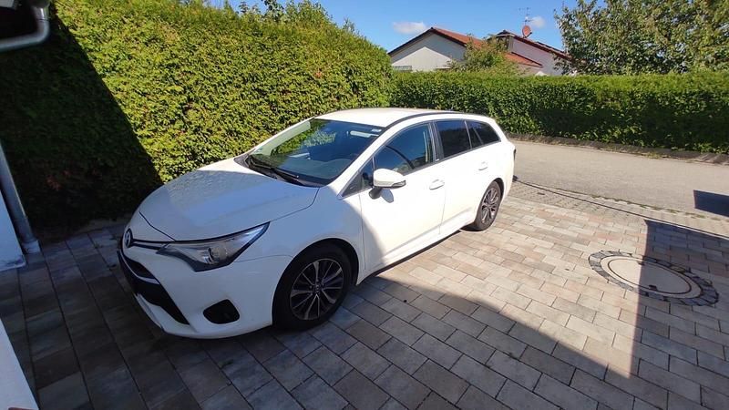 Weiß Gebraucht 2016 Toyota Avensis Kombi | 6.900 € (Superpreis) - Bild 1/4