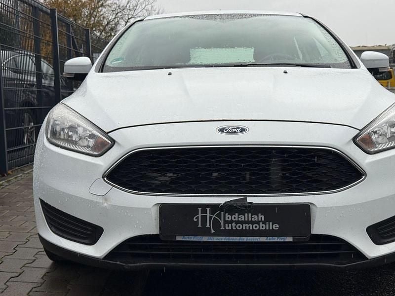 Weiß Gebraucht 2017 Ford Focus Trend Kleinwagen | 4.999 € (Superpreis) - Bild 1/4