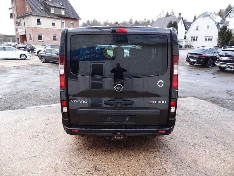 Second-hand Opel Vivaro 145 CP (106 kW) 2017 Negru Monovolum