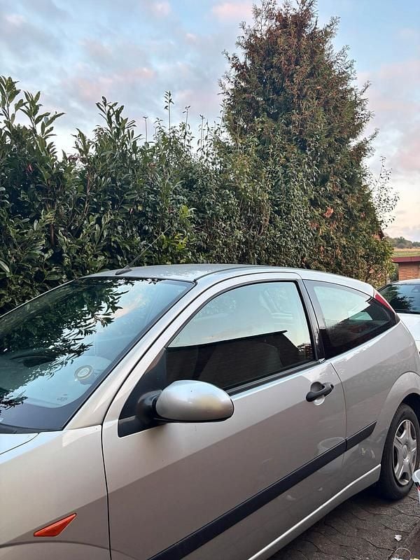 Silber Gebraucht 2002 Ford Focus Kleinwagen | 650 € (Superpreis) - Bild 1/4
