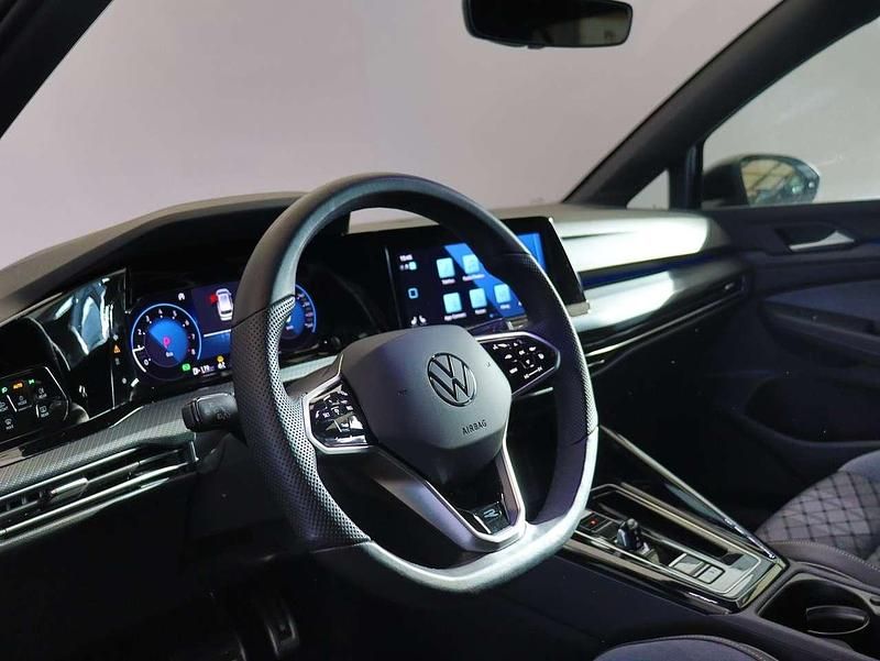 Gebraucht VW Golf VIII R-line 131 PS (96 kW) 2024 Schwarz Kombi