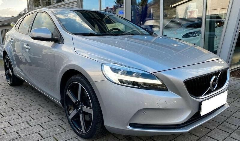 Silber Gebraucht 2016 Volvo V40 Momentum Limousine | 15.290 € (Etwas zu teuer) - Bild 1/4