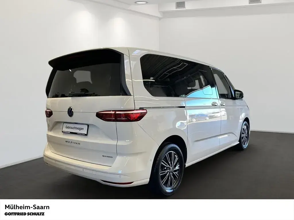 Gebraucht VW Multivan Basis 150 PS (110 kW) 2023 Weiss Van / Kleinbus