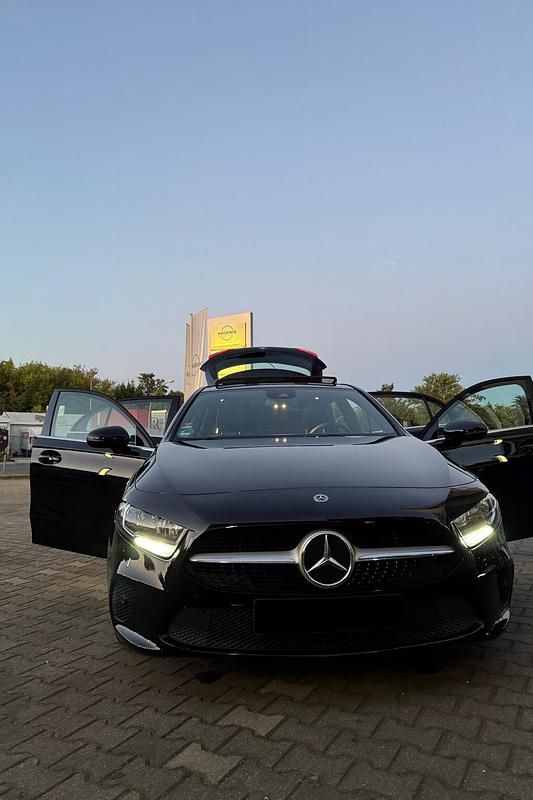 Schwarz Gebraucht 2019 Mercedes A220 Limousine | 24.000 € (Teuer) - Bild 1/4