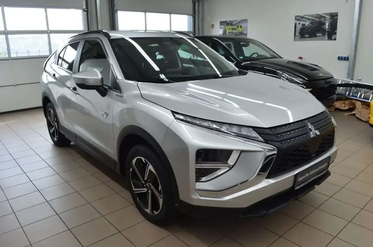 Gebraucht Mitsubishi Eclipse Cross Basis 188 PS (138 kW) 2022 Silber SUV