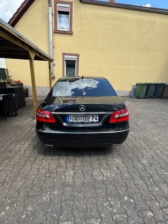 Gebraucht Mercedes E220 Avantgarde 170 PS (125 kW) 2012 Schwarz Limousine