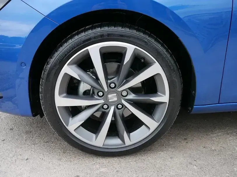 Neu Seat Leon FR 150 PS (110 kW) 2026 Saphir blau metallic Kombi