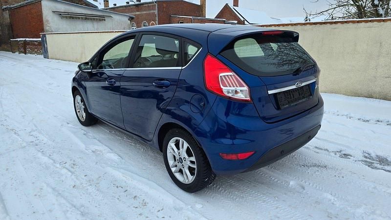 Gebraucht Ford Fiesta Titanium 80 PS (58 kW) 2016 Blau Kleinwagen