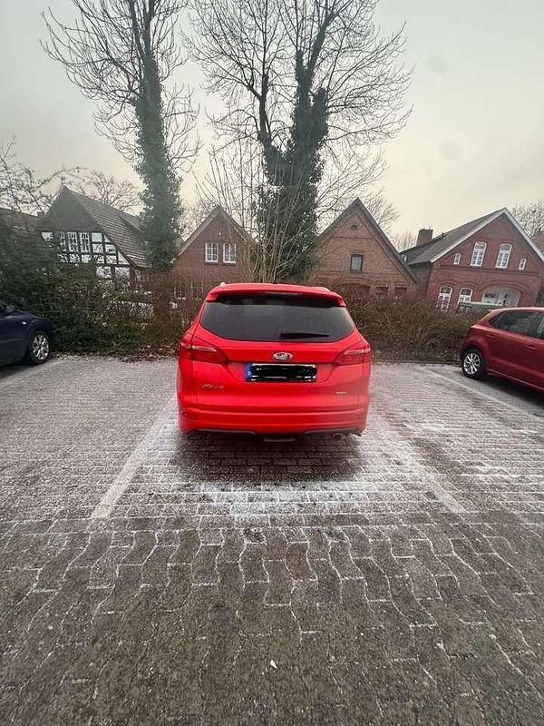 Gebraucht Ford Focus 150 PS (110 kW) 2016 Rot Kombi