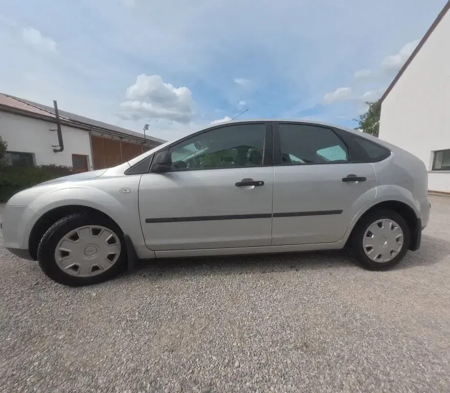 Używany Ford Focus Trend 80 KM (58 kW) 2005 Srebrny Sedan/Limuzyna