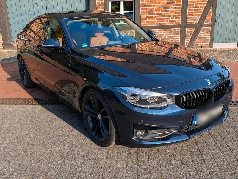 Blau Gebraucht 2017 BMW 330 Sport Line Limousine | 24.900 € (Etwas zu teuer) - Bild 1/4