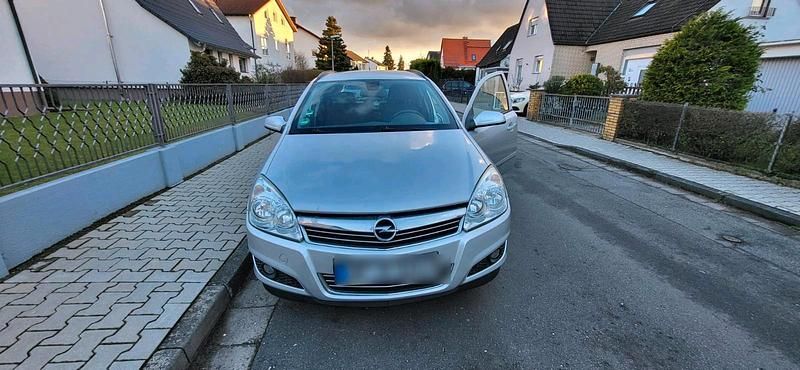Grau Gebraucht 2008 Opel Astra Selection Kombi | 2.300 € (Fairer Preis) - Bild 1/4