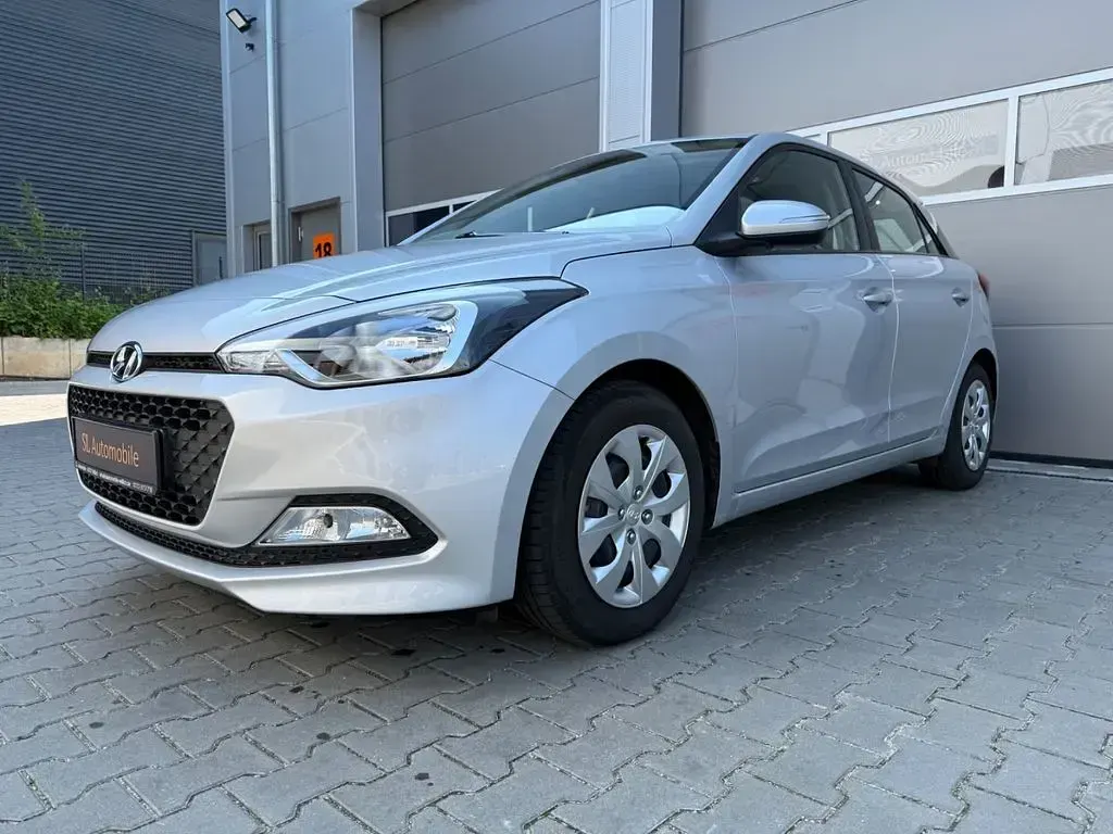 Gebraucht Hyundai i20 84 PS (61 kW) 2016 Silber Kleinwagen