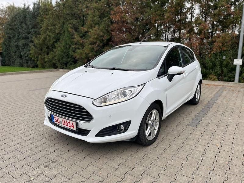 Weiß Gebraucht 2015 Ford Fiesta Titanium Kleinwagen | 5.700 € (Fairer Preis) - Bild 1/4