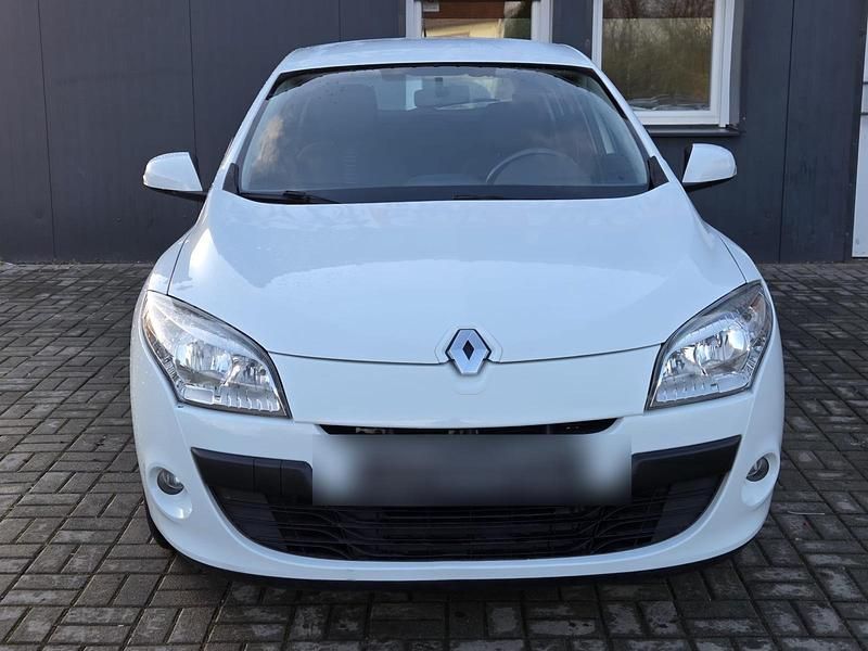 Gebraucht Renault Mégane Authentique 101 PS (74 kW) 2009 Weiß Limousine