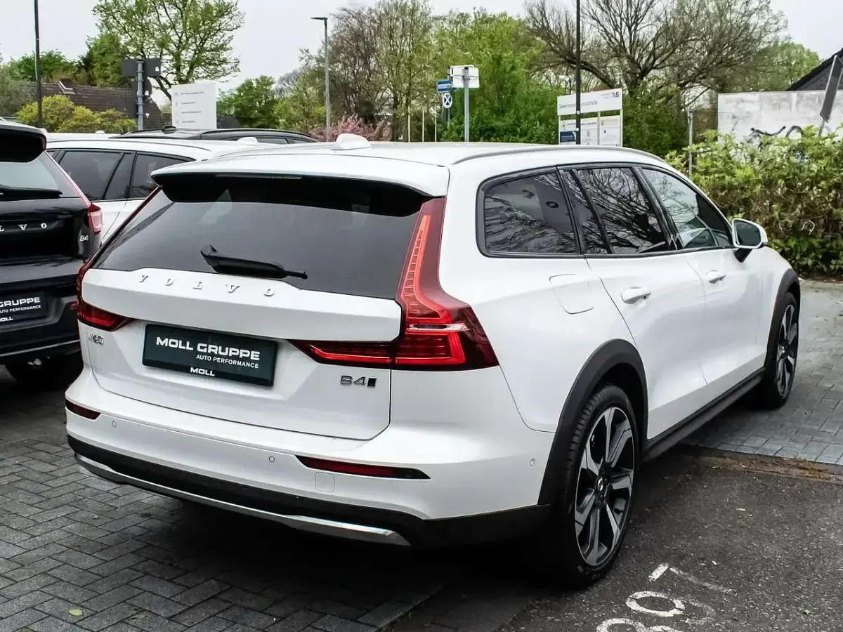 Gebraucht Volvo V60 CC Plus 197 PS (144 kW) 2024 Crystal white pearl / metallic Kombi