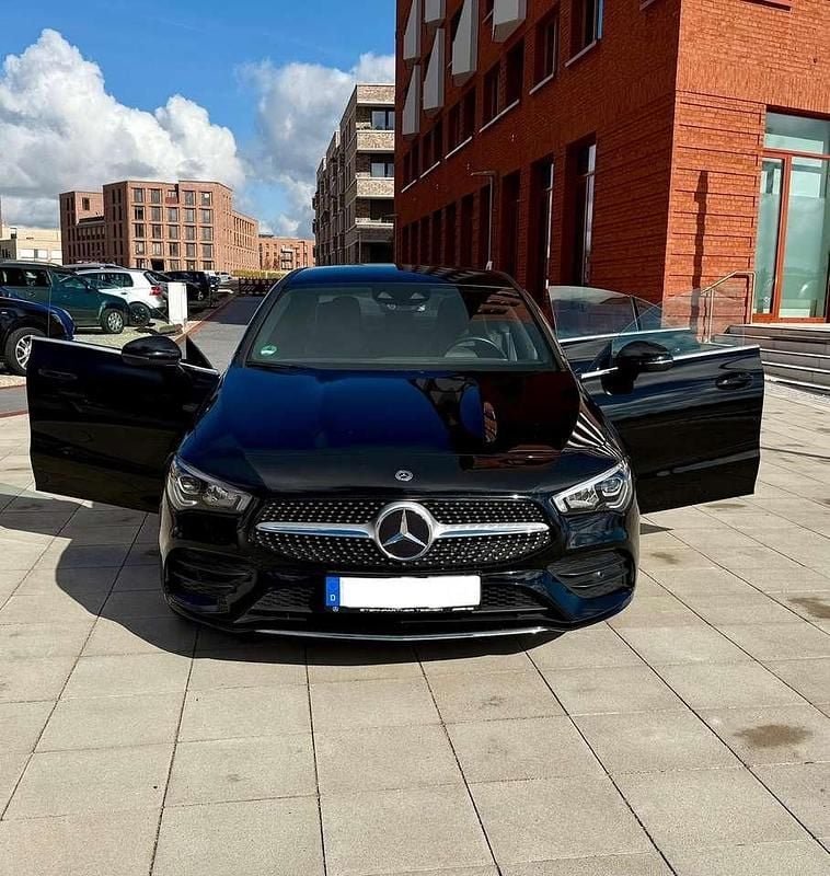 Schwarz Gebraucht 2020 Mercedes CLA200 AMG line Limousine | 26.599 € (Fairer Preis) - Bild 1/4