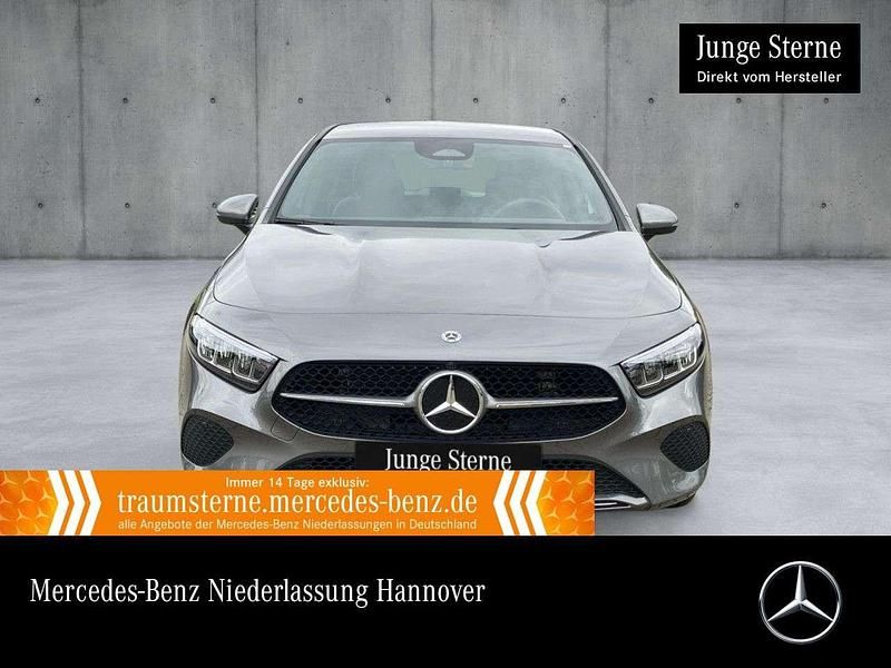 Mountain grau Gebraucht 2024 Mercedes A180 Progressive Limousine | 28.290 € (Guter Preis) - Bild 1/3