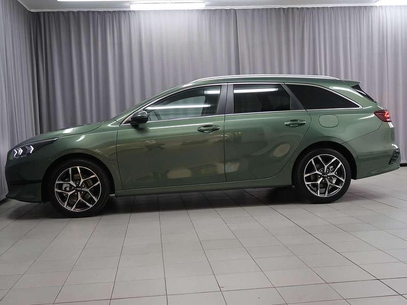 Neu Kia Ceed 140 PS (102 kW) 2026 Expirience grün Kleinwagen